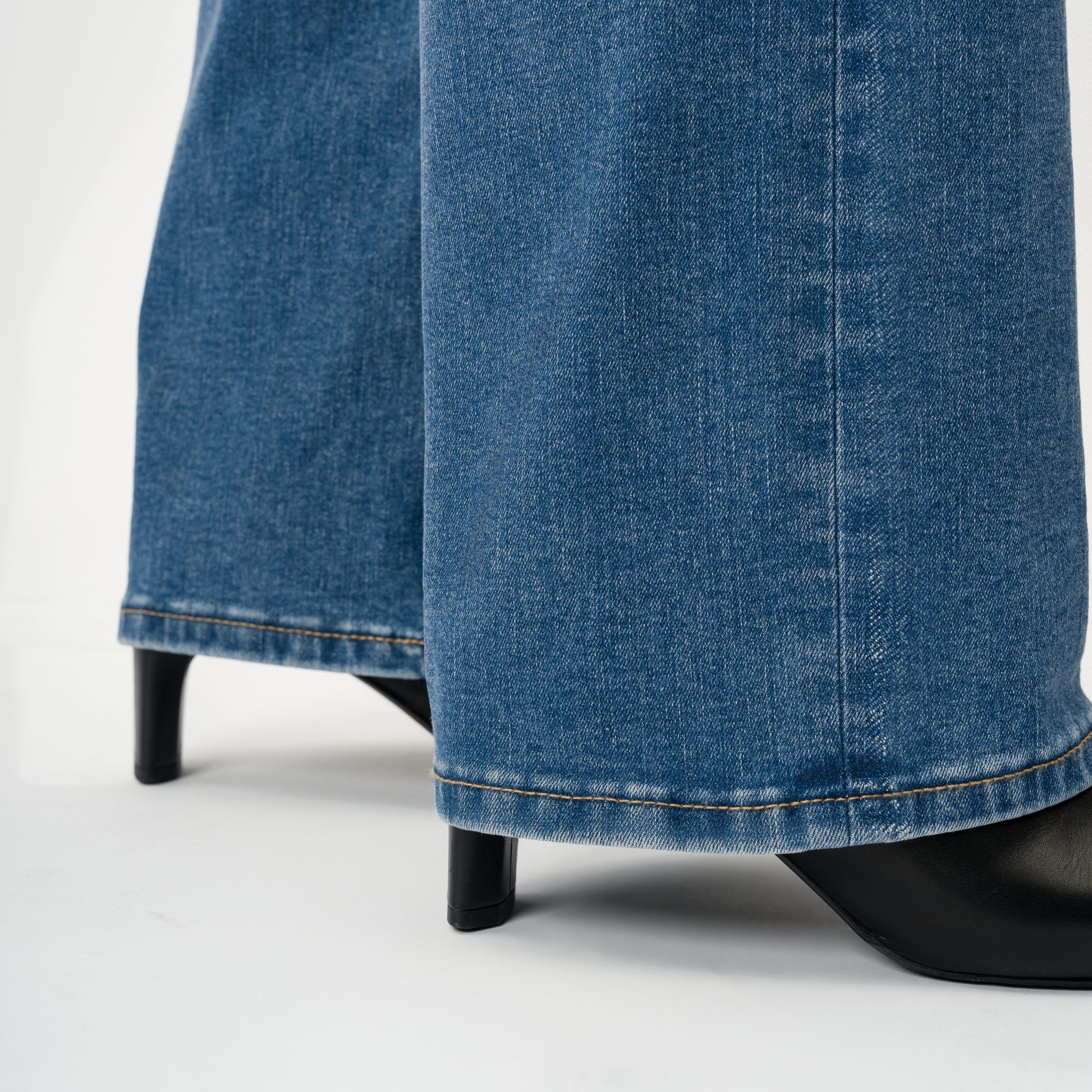 Relaxed ComfortDenim™ Jeans - Image 4